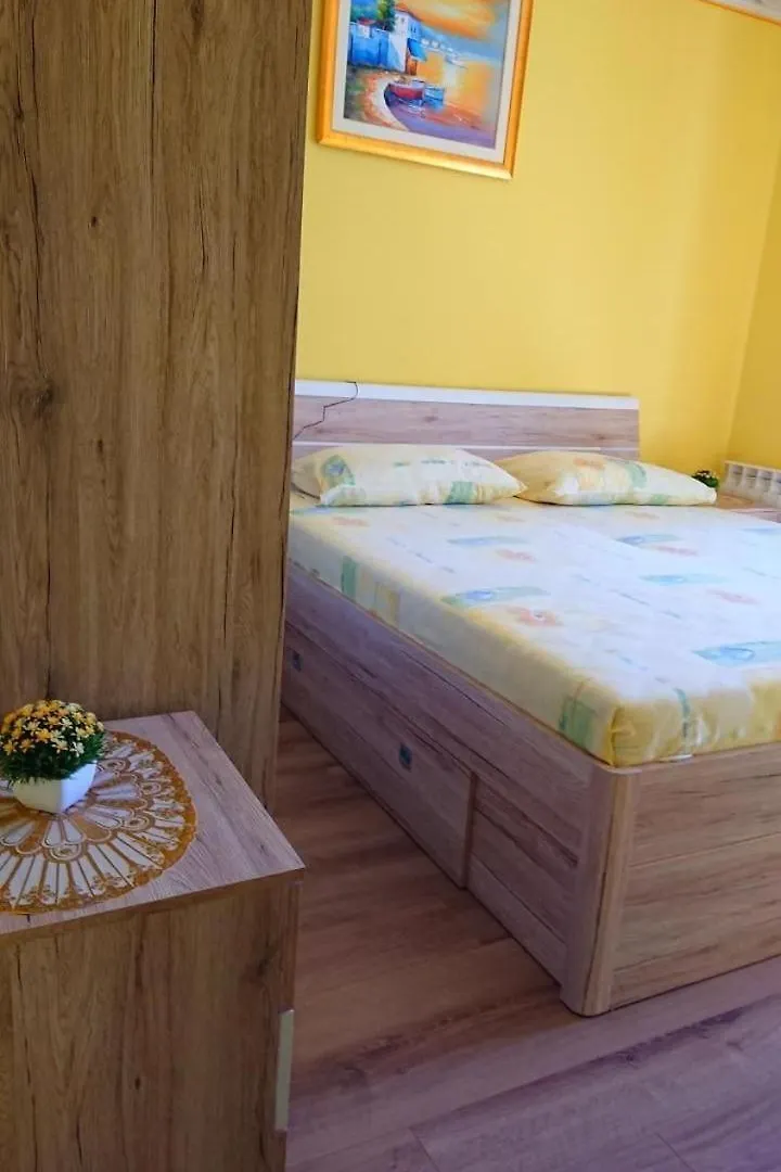 Grosse Wohnung In Kampor Mit Eigenem Balkon Rab Town 0*,  Croatia