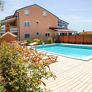 Apartment Foric With Outdoor Heated Pool, Rab Town